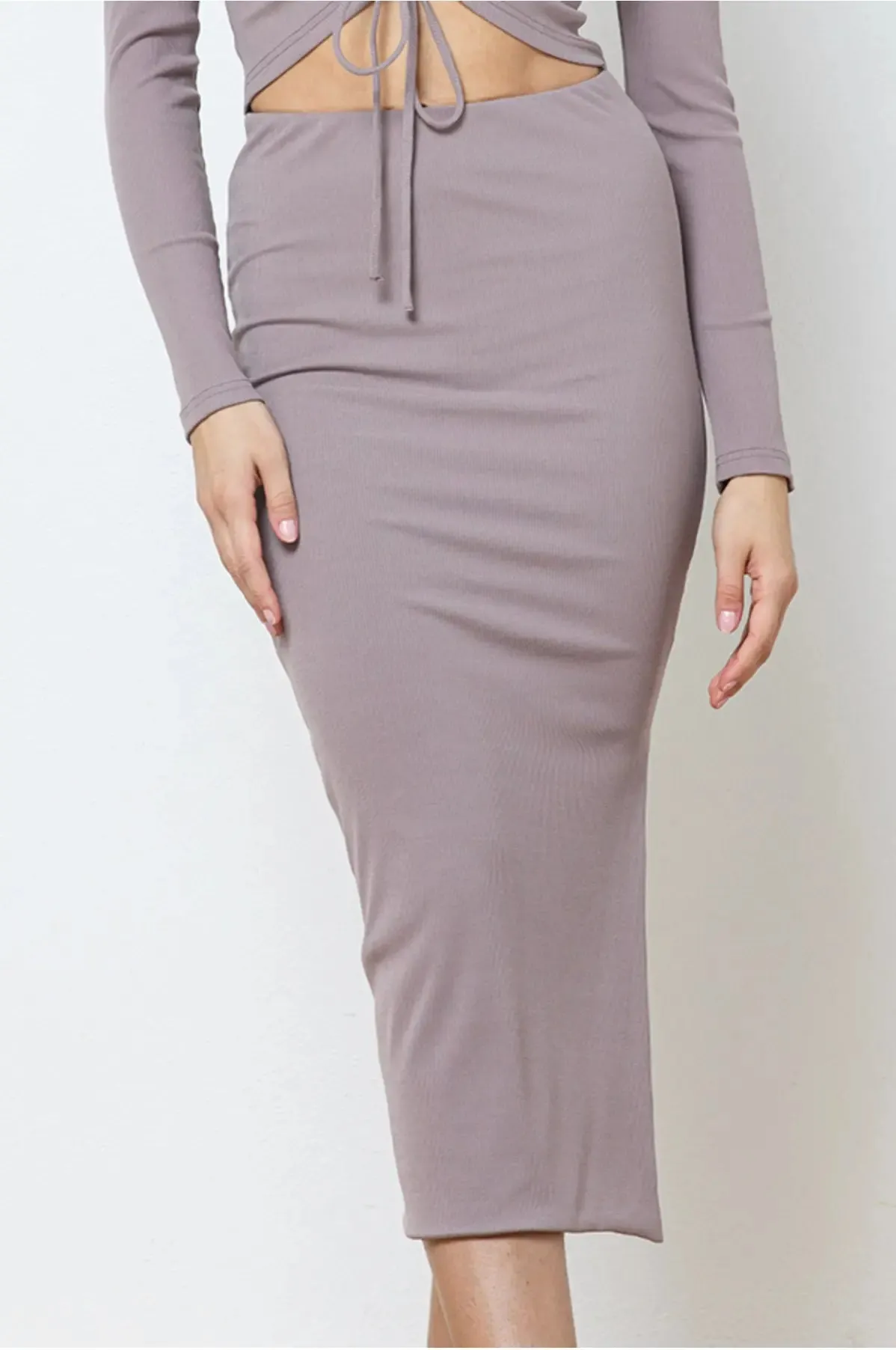 Illa Illa Side Slit Midi Skirt – Chic, Versatile & Effortlessly Stylish