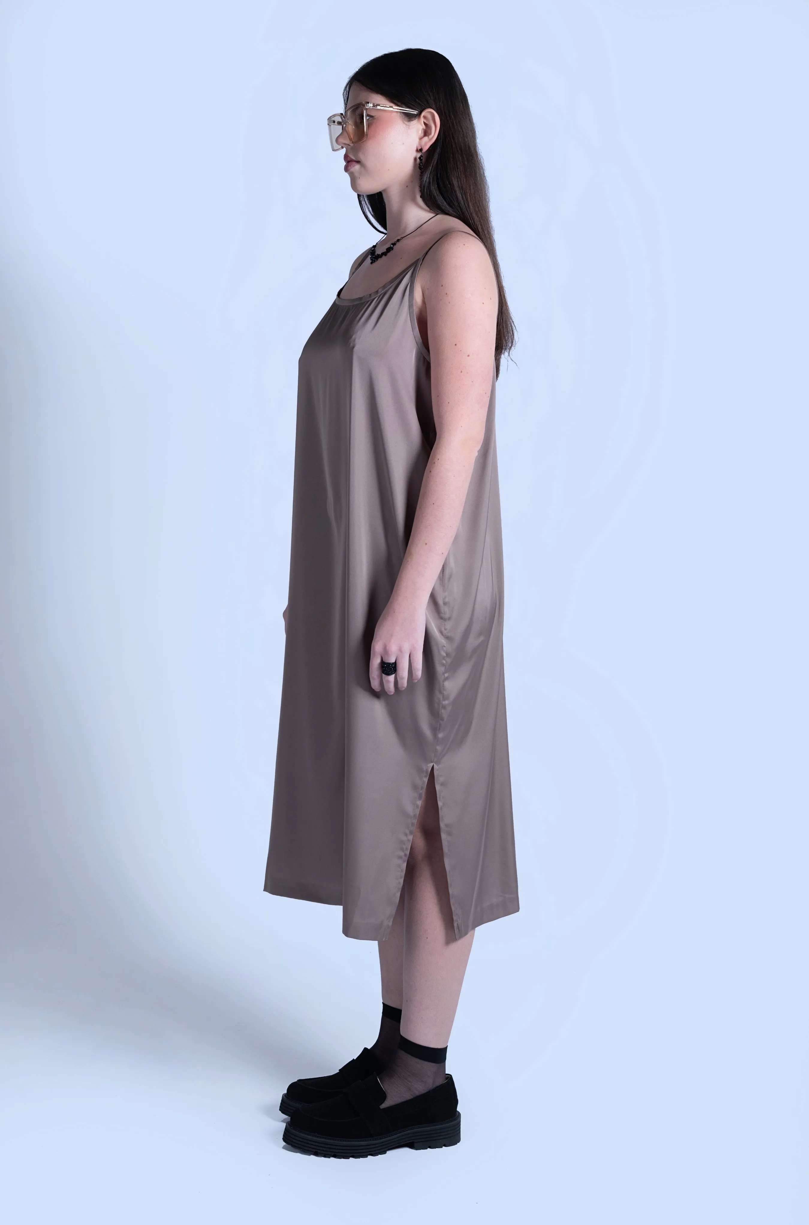 SPAGHETTI SLIP DRESS || BROWN